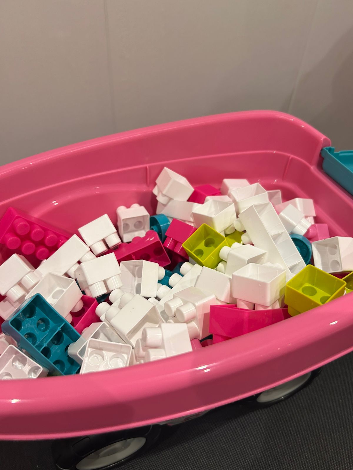 Rolling Building Blocks Trolley 168pcs (Ages 3+) Pink | C963257 | CityGo